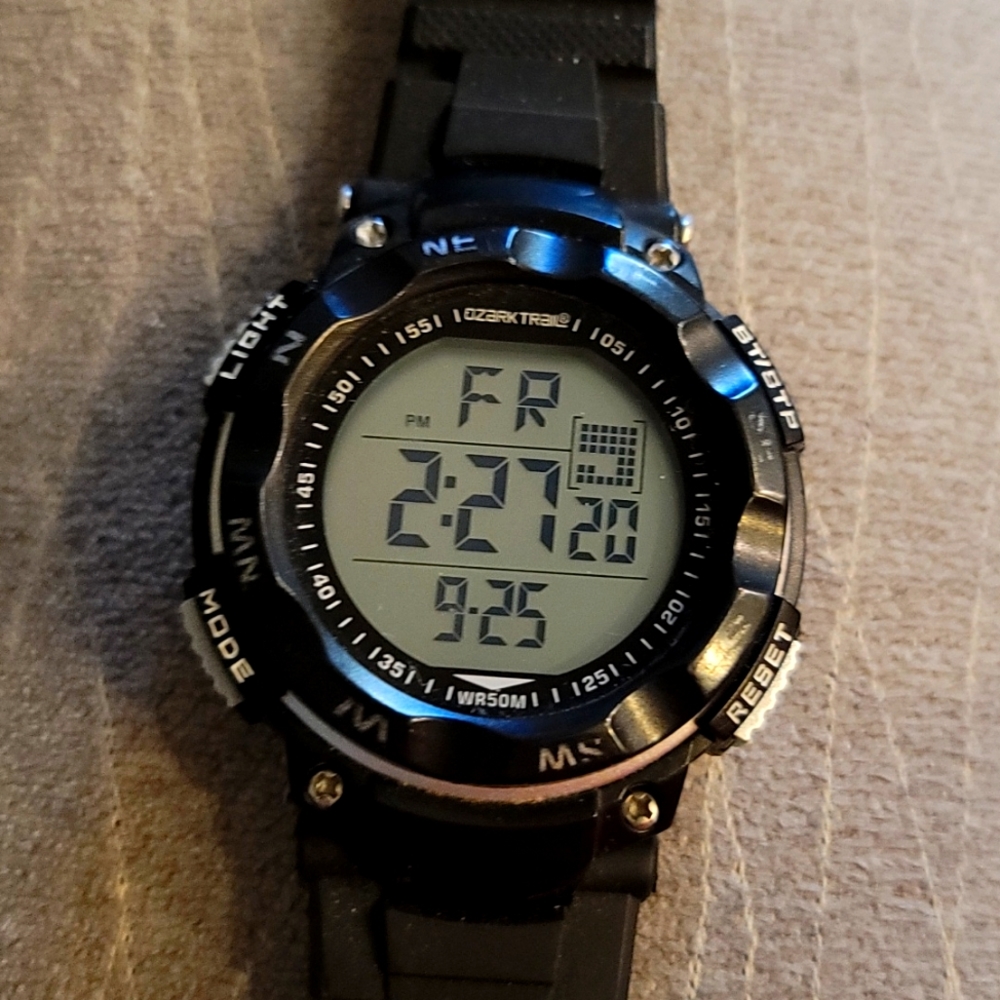 Men's watch, runs perfect, 50 meters water depth, light, multi-programs